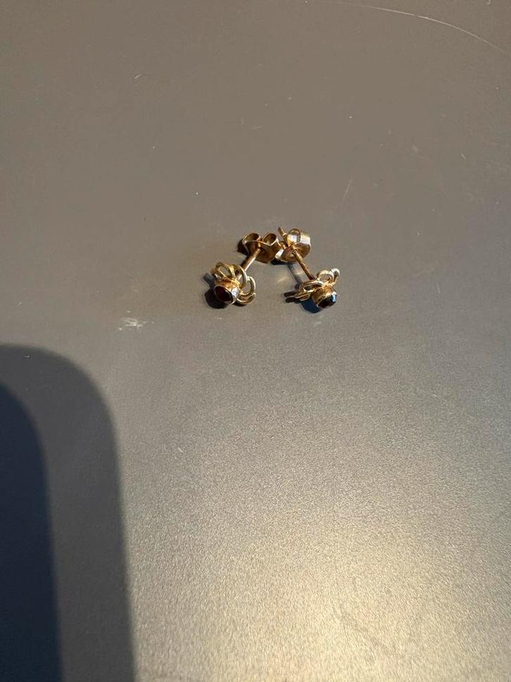 14k gouden oorbellen met rode steen,vintage bloemmodel (585), Sieraden, Tassen en Uiterlijk, Oorbellen, Zo goed als nieuw, Goud