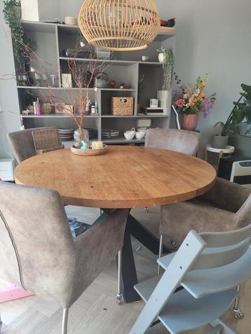 Ronde eettafel beschikbaar voor biedingen