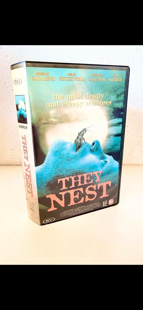 VHS:  “THEY NEST “  (2000), Cd's en Dvd's, VHS | Film, Zo goed als nieuw, Horror, Vanaf 16 jaar, Ophalen of Verzenden