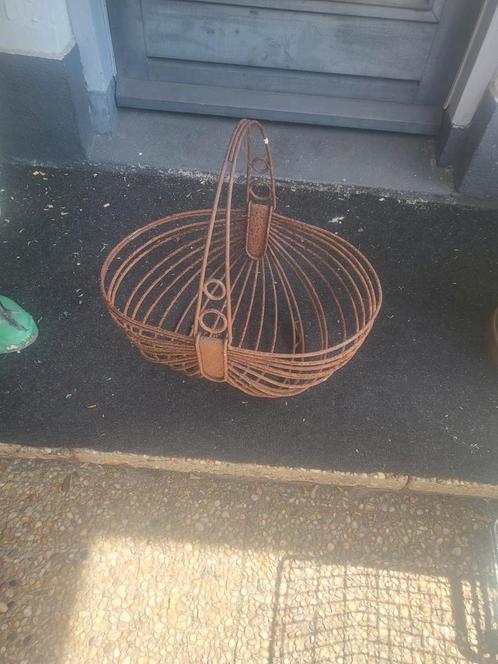 Rustieke metalen mand met handvat, Huis en Inrichting, Woonaccessoires | Schalen en Manden, Gebruikt, Mand, Ovaal, Overige materialen