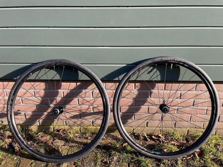 Shimano RS171 disc wielset NIEUW (incl Pirelli banden), Fietsen en Brommers, Fietsonderdelen, Nieuw, Racefiets, Wiel, Ophalen