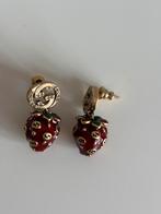 Authentieke vintage rode aardbeien oorbellen van Gucci, Sieraden, Tassen en Uiterlijk, Oorbellen, Met kristal, Overige materialen