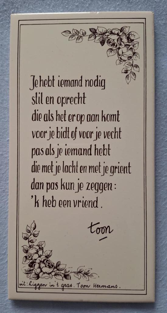 Te koop siertegel met het gedicht Vriend van Toon Hermans., Huis en Inrichting, Woonaccessoires | Tekstborden en Spreuken, Gebruikt