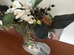 Decoratieve bloemstuk in zilveren vaas, Ophalen of Verzenden, Zo goed als nieuw, Binnen