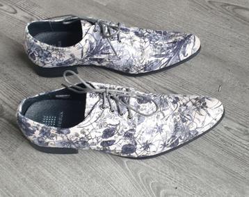 Moderne artistieke schoenen. Nagenoeg nieuw beschikbaar voor biedingen