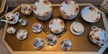 Compleet antiek porseleinen servies TK Thun Czechoslovakia beschikbaar voor biedingen