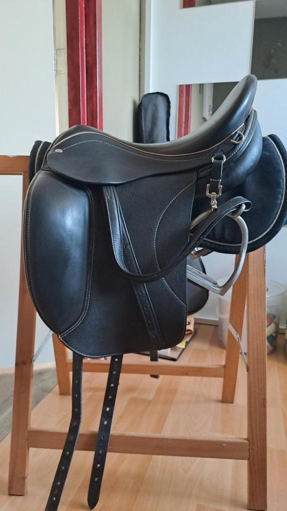 Schutte dressuurzadel (Bera IJslander), Dieren en Toebehoren, Paarden en Pony's | Hoofdstellen en Tuigage, Zo goed als nieuw, Dressuur