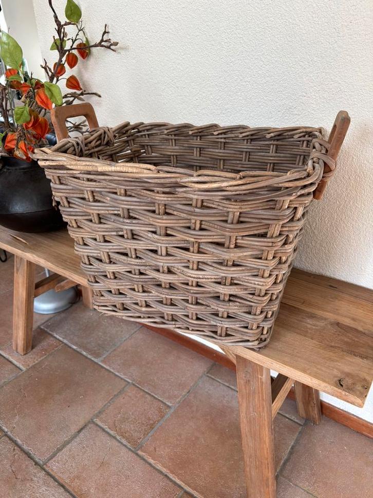 Rotan Mand met Houten Handvatten, Huis en Inrichting, Woonaccessoires | Schalen en Manden, Gebruikt, Mand, Vierkant, Riet, Ophalen of Verzenden