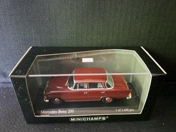 Mercedes Benz 200 (W110) 1:43 - 1965 - Dark Red beschikbaar voor biedingen