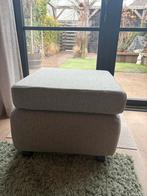 Grijze wollen hocker op wieltjes, Huis en Inrichting, Banken | Voetenbanken en Poefen, Ophalen, Gebruikt, Vierkant, 50 tot 75 cm