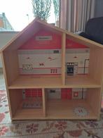 Flisat ikea poppenhuis met brandweer stickers, Ophalen, Zo goed als nieuw, Poppenhuis