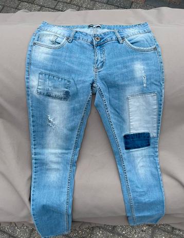 Stoere spijkerbroek beschikbaar voor biedingen