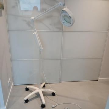 Professionele Luxo Loeplamp op wielen 

 beschikbaar voor biedingen