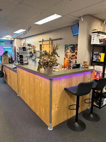 Houten Toonbank met Stalen Frame beschikbaar voor biedingen