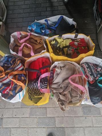 7 tassen met kleding dames en kinder beschikbaar voor biedingen
