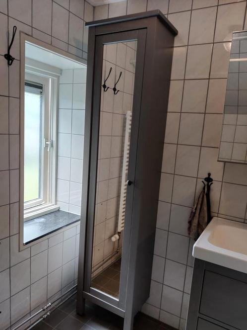 Ikea Hemnes hoge kast met spiegeldeur, Huis en Inrichting, Badkamer | Complete badkamers, Gebruikt, Ophalen