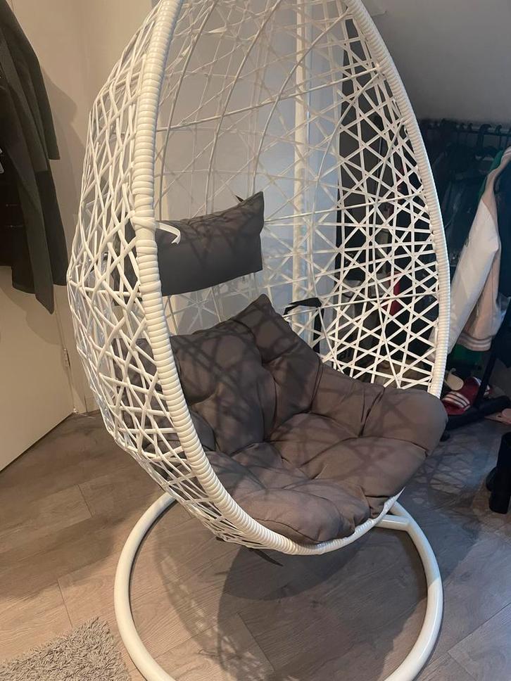 Witte Xenos Hangstoel met kussens - Relax in Stijl!, Huis en Inrichting, Stoelen, Zo goed als nieuw, Eén, Kunststof, Wit, Ophalen
