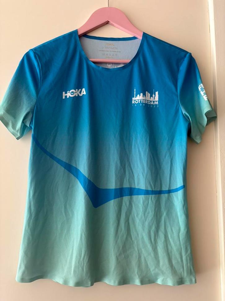 Hoka Rotterdam marathon dames t-shirt medium m 2023 shirt, Kleding | Dames, Sportkleding, Zo goed als nieuw, Hardlopen of Fietsen