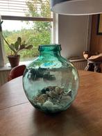Grote stolp-fles gevuld met schelpen, Huis en Inrichting, Ophalen, Overige kleuren, Minder dan 50 cm, Glas