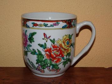 Chinese beker met bloemen beschikbaar voor biedingen