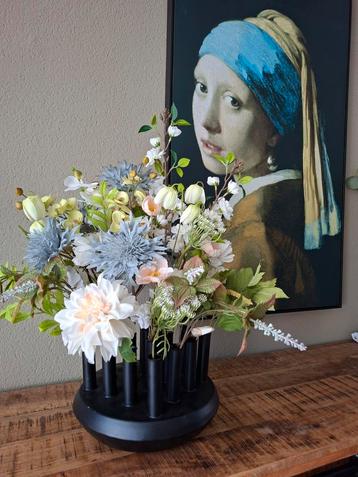 Boeket in metalen vaas beschikbaar voor biedingen