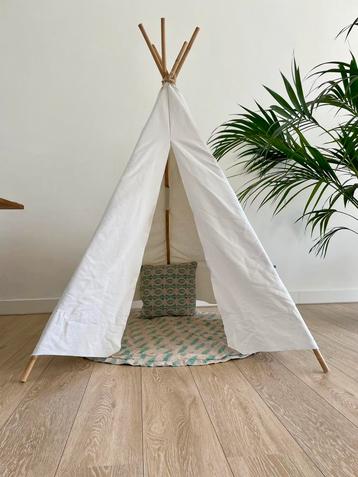 Ecru tipi tent met kleed en kussentje beschikbaar voor biedingen
