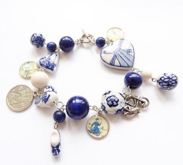 Delfts blauwe bedel armband met keramieken en houten kralen beschikbaar voor biedingen