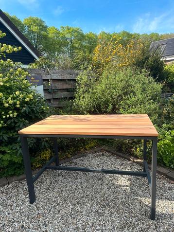 Hoge buiten tafel 4SO beschikbaar voor biedingen