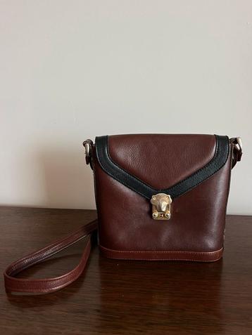 Vintage bordeaux rode leren schoudertas met gouden sluiting beschikbaar voor biedingen