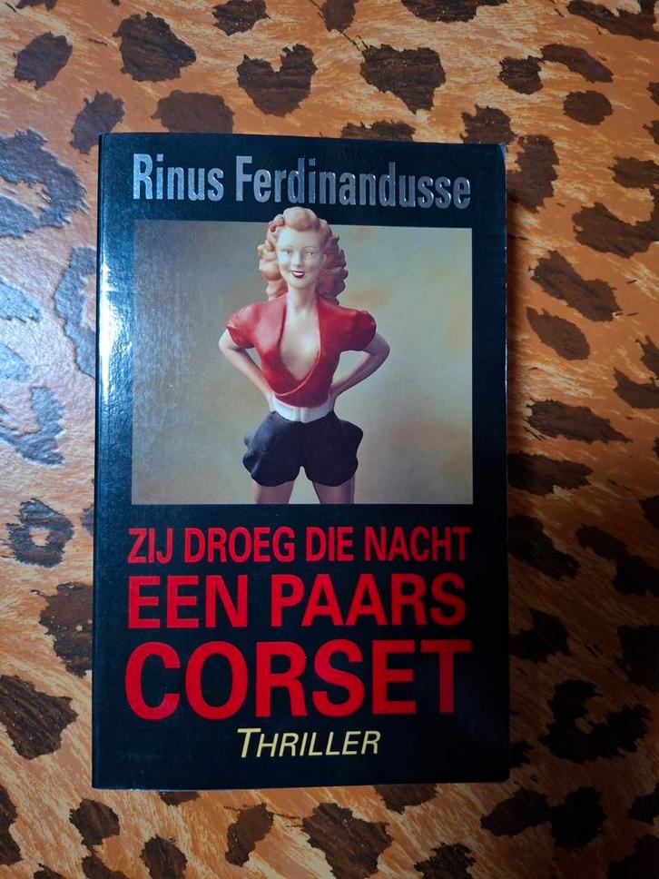 Zij droeg die nacht een paars corset - Rinus Ferdinandusse, Boeken, Thrillers, Gelezen, Nederland, Ophalen of Verzenden