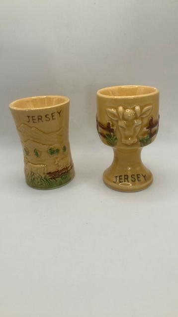 2 souvenir Jersey eierhouders van aardewerk. beschikbaar voor biedingen