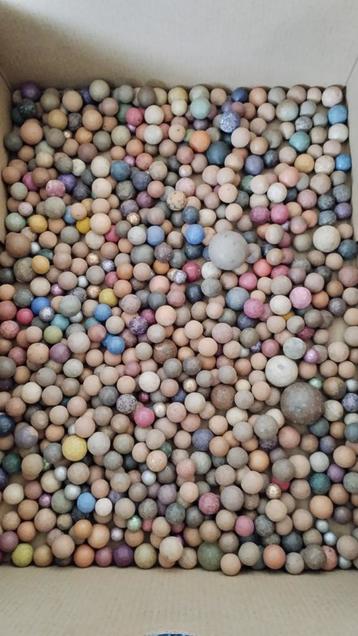 Grote verzameling klei knikkers beschikbaar voor biedingen