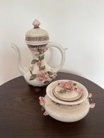 Capodimonte porseleinen koffiekan en bonbonnière; merk Vaga, Antiek en Kunst, Ophalen