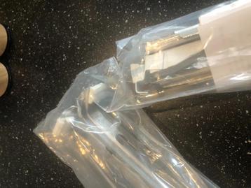 2 x 2   ophangbeugels voor een  radiator beschikbaar voor biedingen