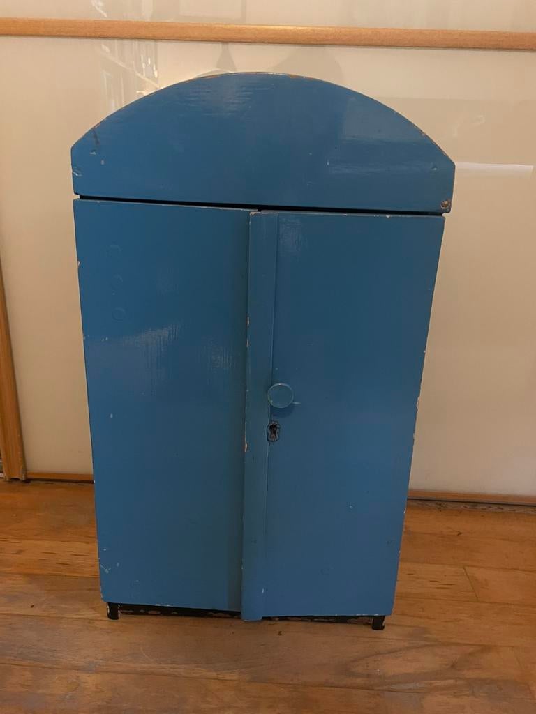 Vintage houten poppenkastje kledingkastje, Ophalen, Zo goed als nieuw