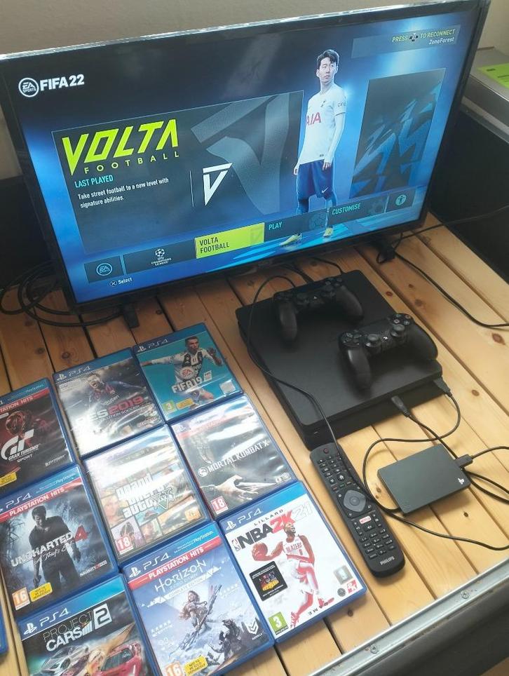 PlayStation 4 Slim + Gratis TV, Spelcomputers en Games, Spelcomputers | Sony PlayStation 4, Gebruikt, Original, 500 GB, Met 2 controllers