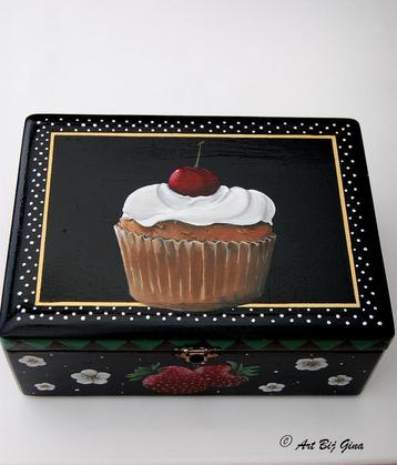 Uniek hand beschilderd kistje met een cupcake & aardbeien beschikbaar voor biedingen