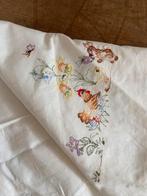 Mooi Antieke tafellaken met kip en konijn, Antiek en Kunst, Antiek | Kleden en Textiel, Ophalen of Verzenden