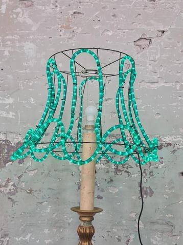 Unieke lampenkap frame met groene LED-slang beschikbaar voor biedingen