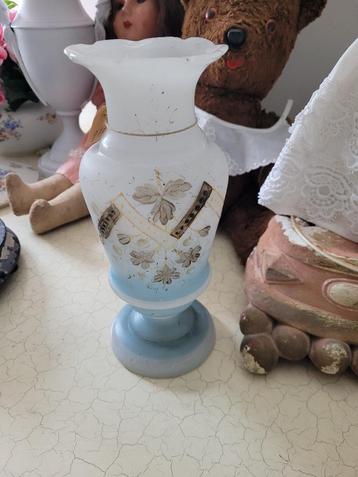 Vintage opaline glazen vaas beschikbaar voor biedingen