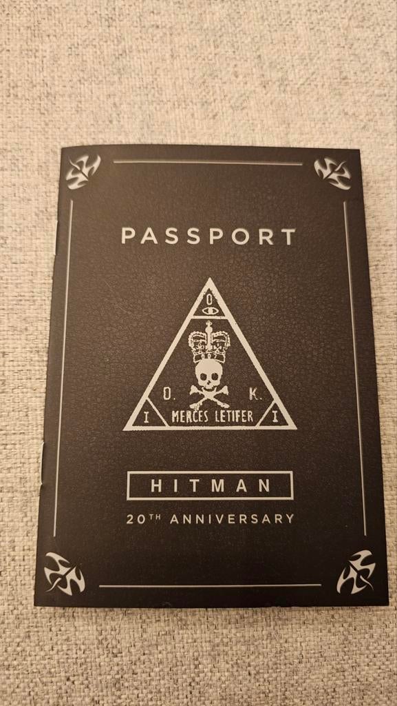 Hitman Passport 20th anniversay edition, Verzamelen, Ophalen of Verzenden, Zo goed als nieuw