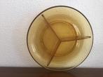Glazen drie vaksschaal, Amber. Doorsnede 21 cm., Antiek en Kunst, Antiek | Glas en Kristal, Ophalen of Verzenden