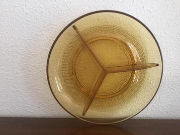 Glazen drie vaksschaal, Amber. Doorsnede 21 cm. beschikbaar voor biedingen