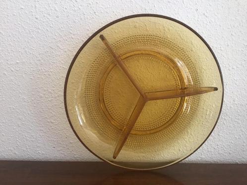 Glazen drie vaksschaal, Amber. Doorsnede 21 cm., Antiek en Kunst, Antiek | Glas en Kristal, Ophalen of Verzenden