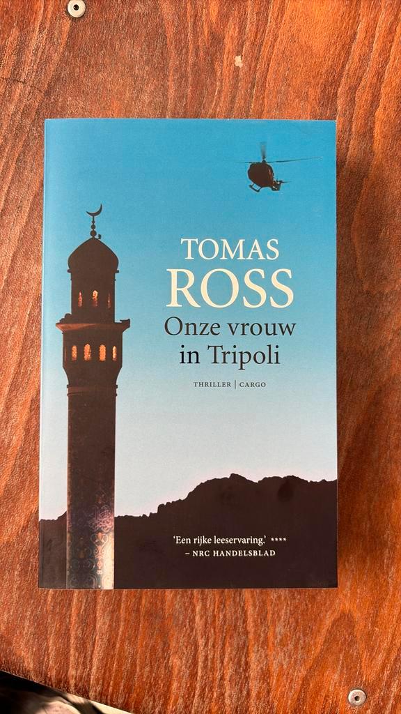 Tomas Ross - Onze vrouw in Tripoli, Boeken, Thrillers, Zo goed als nieuw, Nederland, Ophalen of Verzenden