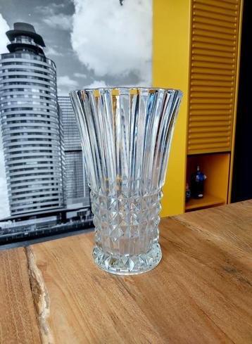 Vaas van bewerkt glas beschikbaar voor biedingen