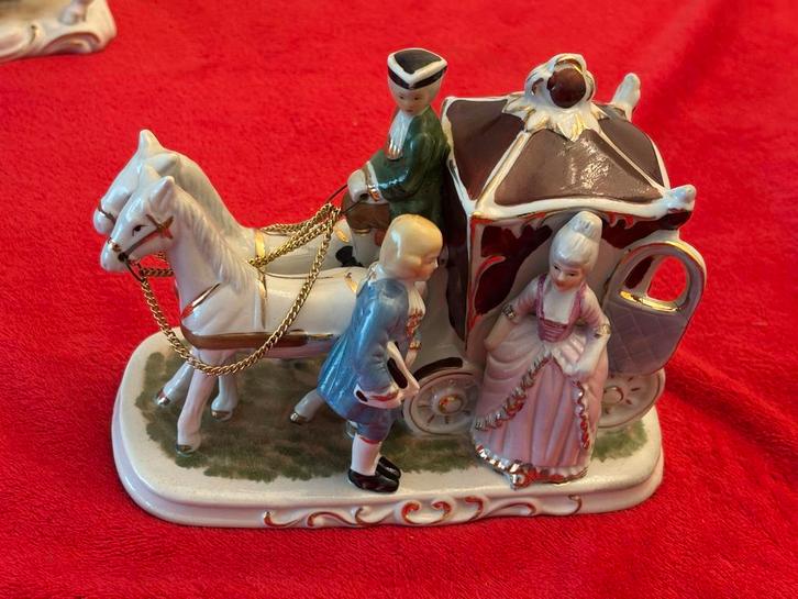 Porseleinen Beeldje koets met paarden man en vrouw, Verzamelen, Beelden en Beeldjes, Zo goed als nieuw, Overige typen, Ophalen