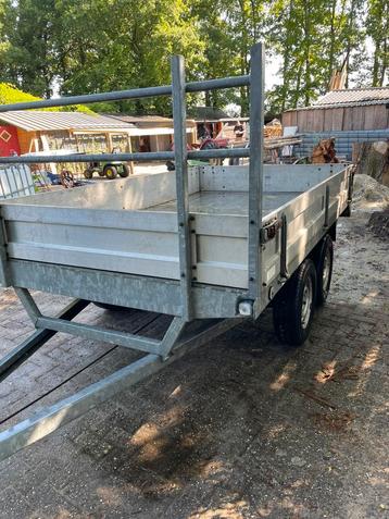 Plateau aanhanger beschikbaar voor biedingen