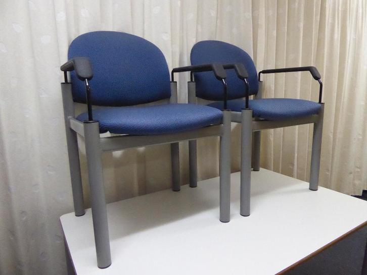 Vergaderstoel | stoel blauwe stoffering met grijs onderstel, Huis en Inrichting, Stoelen, Zo goed als nieuw, Twee, Metaal, Stof
