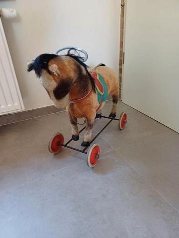 Antiek paardje van Steiff op wielen met knopje en vaantje  beschikbaar voor biedingen